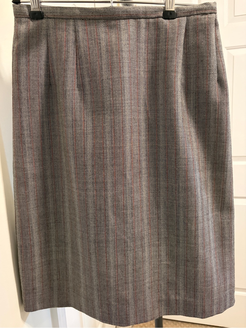 Vintage Harvé Benard by Benard Holtzman herringbone wool pencil skirt. Size 4